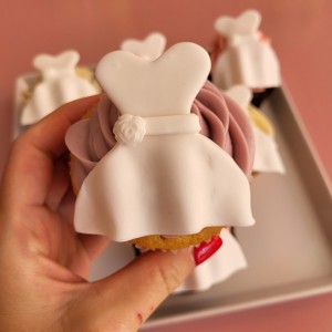 bride cupcake