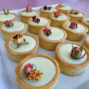 mini tart με αποξηραμένα λουλούδια