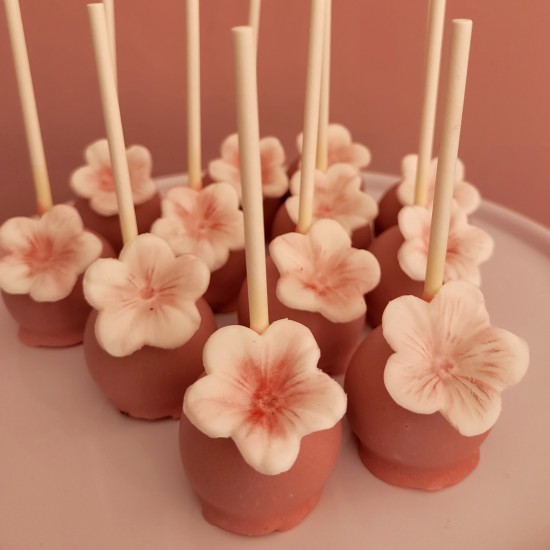 cake pop with flower