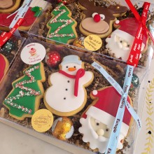 διάφανο κουτί με χριστουγεννιάτικα μπισκότα