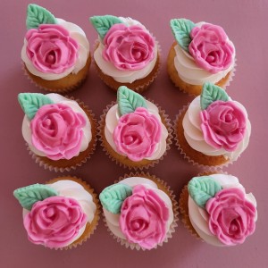 mini cupcakes with rose
