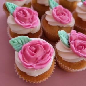 mini cupcakes with rose