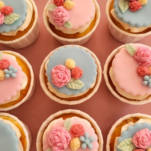 cupcakes with roses