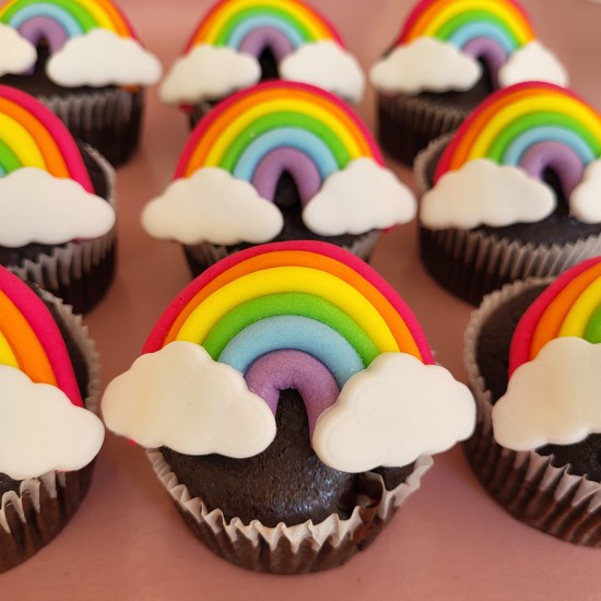 cupcakes rainbow με ζαχαρόπαστα