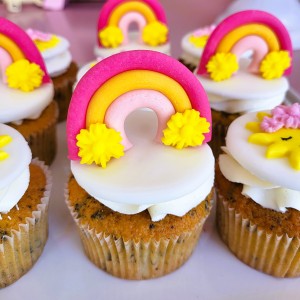 cupcakes rainbow με ζαχαρόπαστα