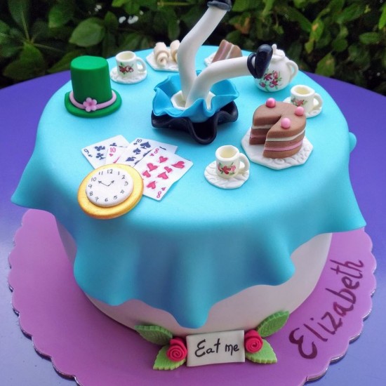 alice in Wonderland cake
